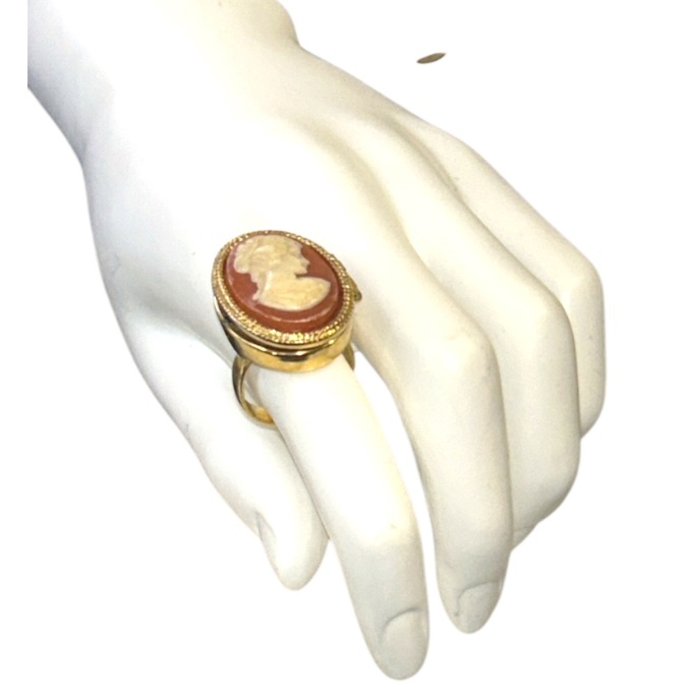 Vintage Avon 70s Cameo Pill Box Ring Hinged  Gold and Cream size 8